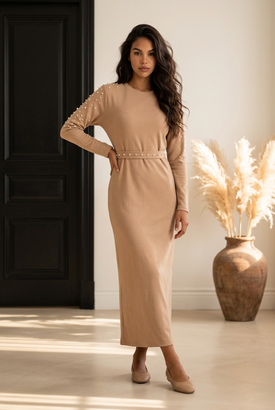Robe longue beige femme à manches longues et détails perlés
