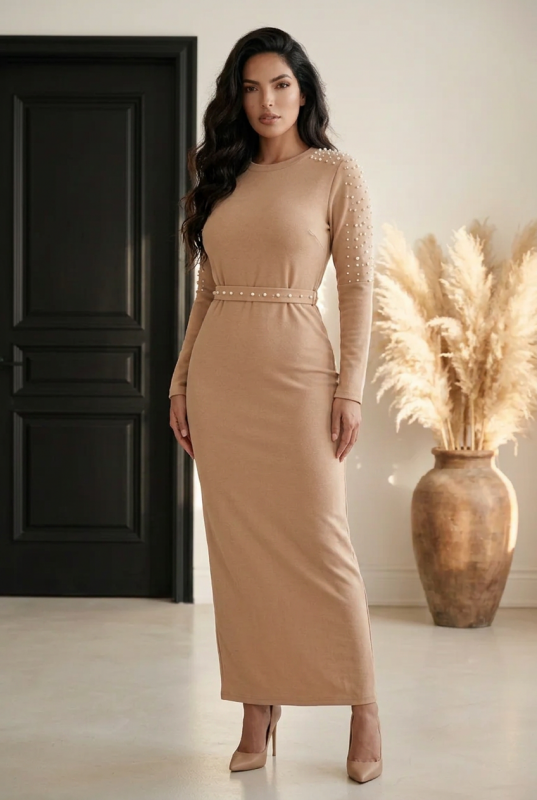 Détail robe beige femme avec perles sur les manches et la taille