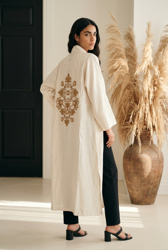 Kimono long écru pour femme avec grande broderie florale dorée au dos