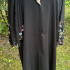 Abaya noire longue et fluide ornée de magnifiques détails floraux multicolores au col et aux manches. Une pièce élégante et féminine, idéale pour les sorties et les occasions spéciales.
