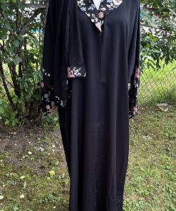 Abaya noire longue et fluide ornée de magnifiques détails floraux multicolores au col et aux manches. Une pièce élégante et féminine, idéale pour les sorties et les occasions spéciales.