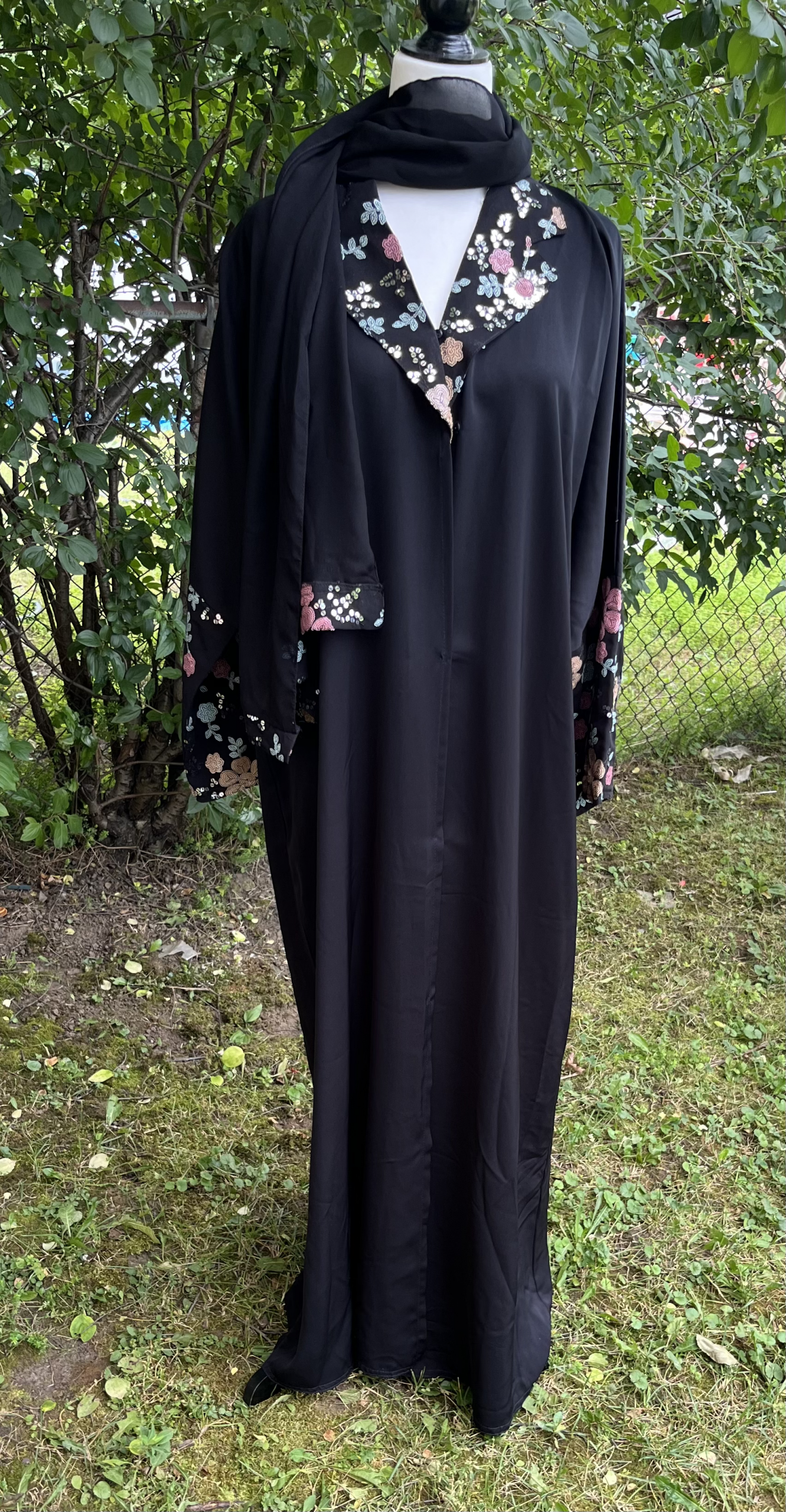 Abaya noire longue et fluide ornée de magnifiques détails floraux multicolores au col et aux manches. Une pièce élégante et féminine, idéale pour les sorties et les occasions spéciales.