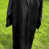 Découvrez notre abaya noire élégante à motifs floraux ton sur ton. Une coupe longue et fluide au style raffiné, idéale pour vos sorties et occasions spéciales.