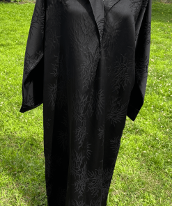 Découvrez notre abaya noire élégante à motifs floraux ton sur ton. Une coupe longue et fluide au style raffiné, idéale pour vos sorties et occasions spéciales.