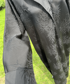 Abaya noire longue et fluide sublimée par d’élégants détails perlés argentés aux épaules et aux manches. Une pièce raffinée idéale pour les fêtes, soirées et occasions spéciales.