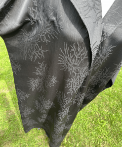 Découvrez notre abaya noire élégante à motifs floraux ton sur ton. Une coupe longue et fluide au style raffiné, idéale pour vos sorties et occasions spéciales.