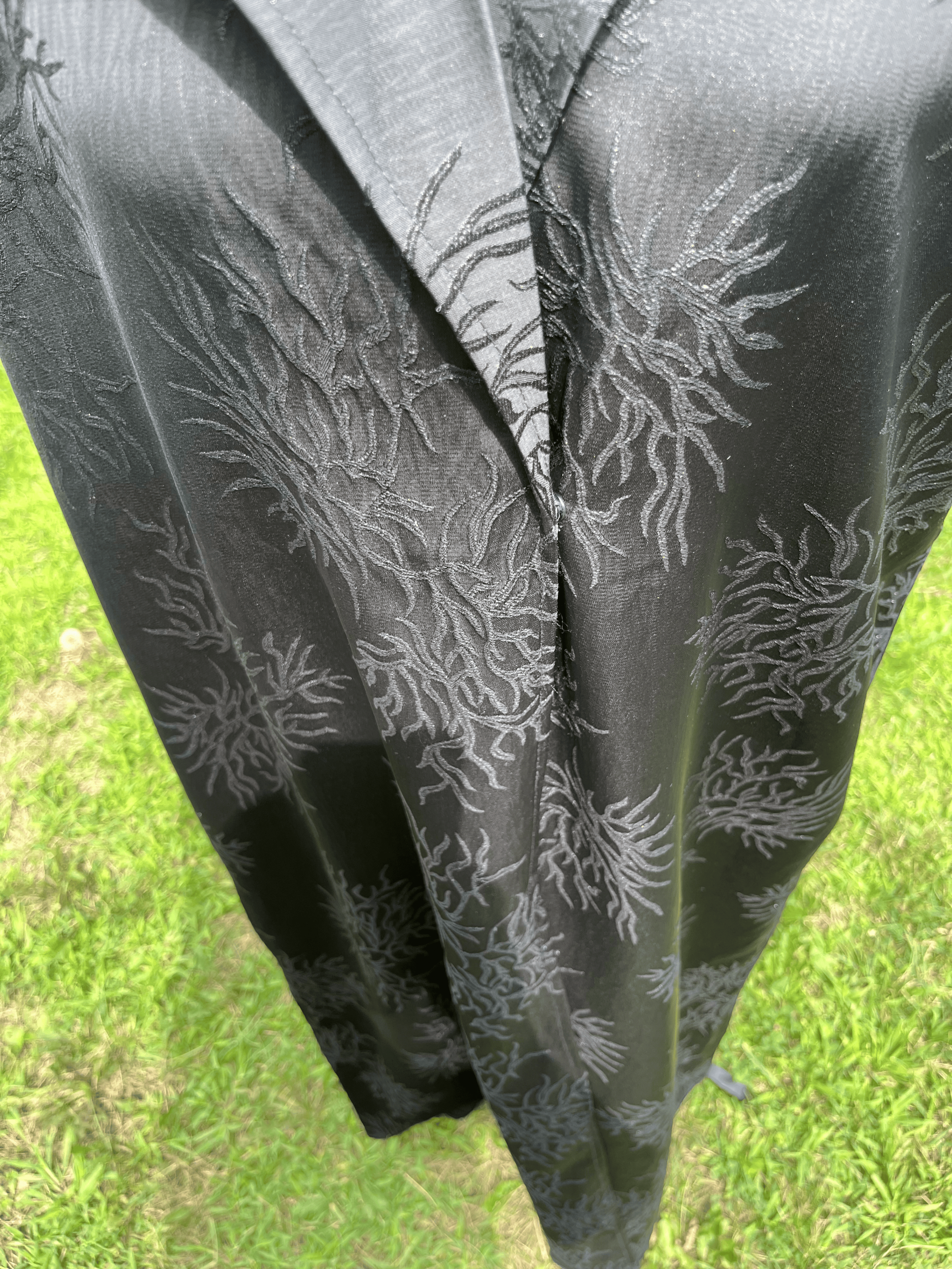 Découvrez notre abaya noire élégante à motifs floraux ton sur ton. Une coupe longue et fluide au style raffiné, idéale pour vos sorties et occasions spéciales.