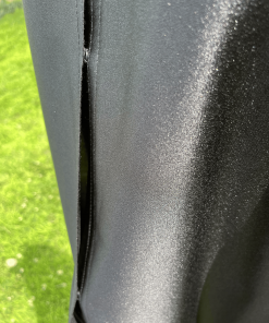Abaya noire longue et fluide sublimée par d’élégants détails perlés argentés aux épaules et aux manches. Une pièce raffinée idéale pour les fêtes, soirées et occasions spéciales.