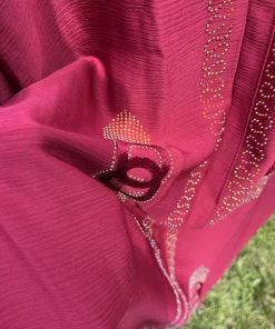 Abaya bordeaux femme élégante avec strass dorés - Image 3
